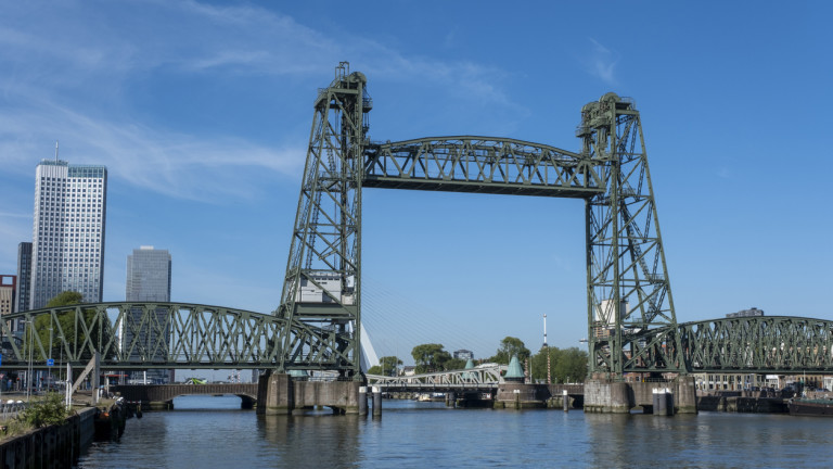 В Ротердам демонтират исторически мост заради яхтата на Джеф Безос