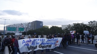 Протестиращи в общата стачка в Каталуния затварят пътища и железопътни