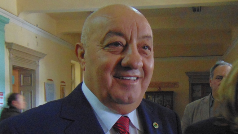 Гергов хвърли оставка и обеща да "вади скелети"