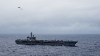 Съвместни учения на американски самолетоносач и японски военни кораби
