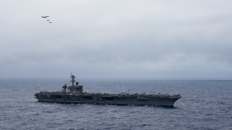 Съвместни учения на американски самолетоносач и японски военни кораби