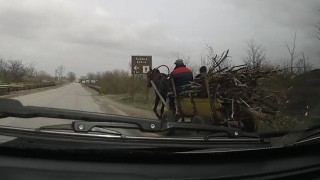 Един загина а двама пострадаха при катастрофа между автомобил и