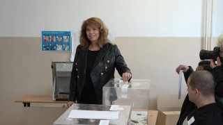 Вицепрезидентът Илияна Йотова предпочете да гласува с машина Моят вот