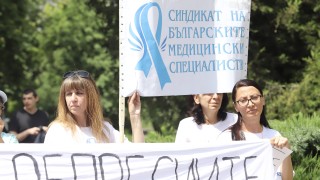 Медсестри излязоха на протест заради репресиите и натиска върху тях