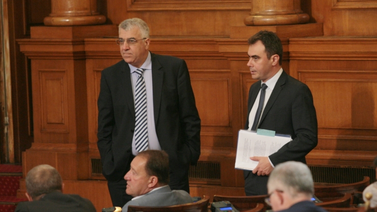 Управляващите искат властта, за да довършат замислените грабежи, обвини ги БСП