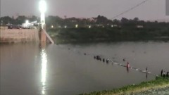 Най-малко 30 души са загинали след скъсване на мост в Индия