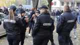  Полицаи поддържат Калин Стоянов и ранените си сътрудници 