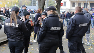 Полицаи подкрепят Калин Стоянов и ранените си колеги 