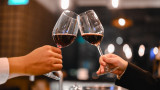 Чашата с вино и как да я държим по правилния начин
