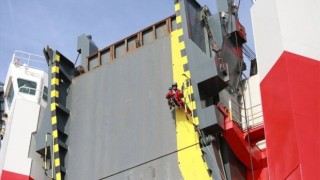 Грийнпийс обяви че активисти на организацията са се качили на