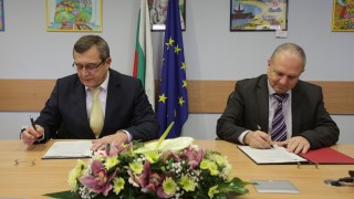 МОН дава 151 млн.лв., за да вкара в училище бедни и деца със СОП