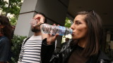 Артисти на свободна практика пиха по една студена вода в знак на протест пред МК 