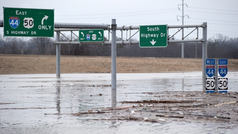 23 са жертвите от наводненията в Илинойс и Мисури