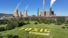 Екоактивисти разпънаха огромен надпис "TOXIC" пред ТЕЦ "Бобов дол"