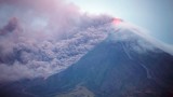  Филипински вулкан изтегля 34 000 души 