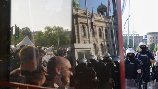 Хиляди протестиращи участваха на фона на проливен дъжд в протест