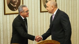 Лидерът на ДПС Делян Пеевски изпрати и млади на консултациите