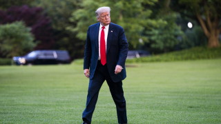 Президентът на САЩ Доналд Тръмп по време на телефонни разговори