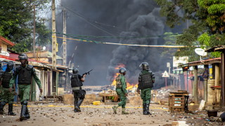 Метежници са арестували президента на Гвинея Алфа Конде съобщиха местни