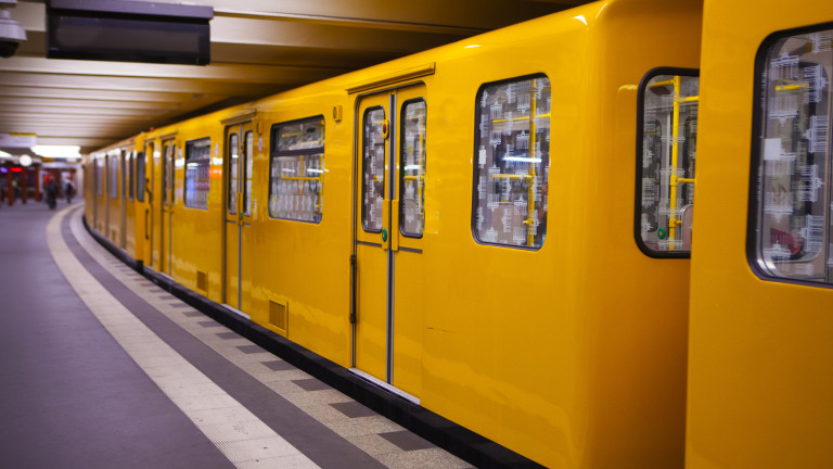 Мъж с мачете подгони хора в метрото във Франция