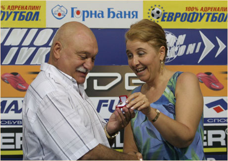 Отлага се Клуб "Топспор"