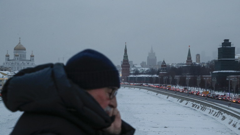 Снежни бури връхлетяха части от Русия в петък, покривайки Москва