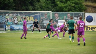 Демонстративен мач между футболисти с непрофесионални договори се проведе днес