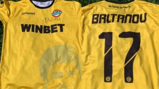 Капитанът на Ботев Пловдив Лъчезар Балтанов дари официалната си фланелка