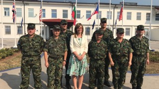 С военни почести посрещнаха външния ни министър Екатерина Захариева в
