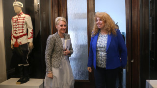 Вицепрезидентът Илияна Йотова и посланикът на Великобритания в България Ема