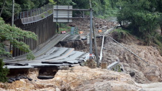 Япония продължава да се бори с наводнения вследствие на проливни