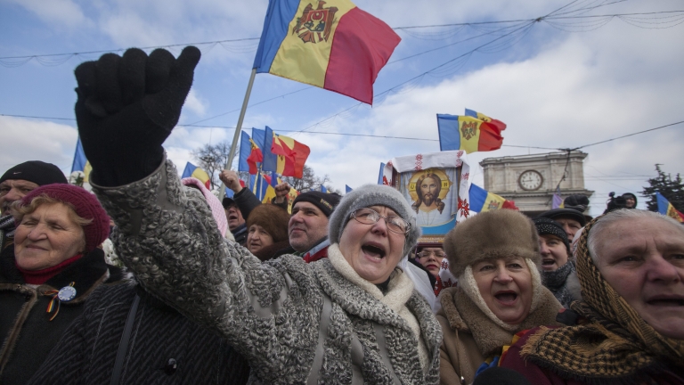 Хиляди протестират в студа в столицата на Молдова