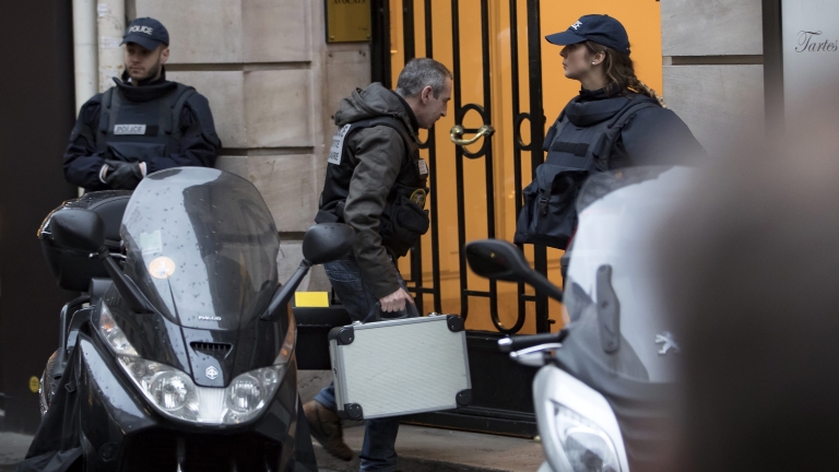 Властите във Франция се опитаха да разпитат нападателя от Лувъра