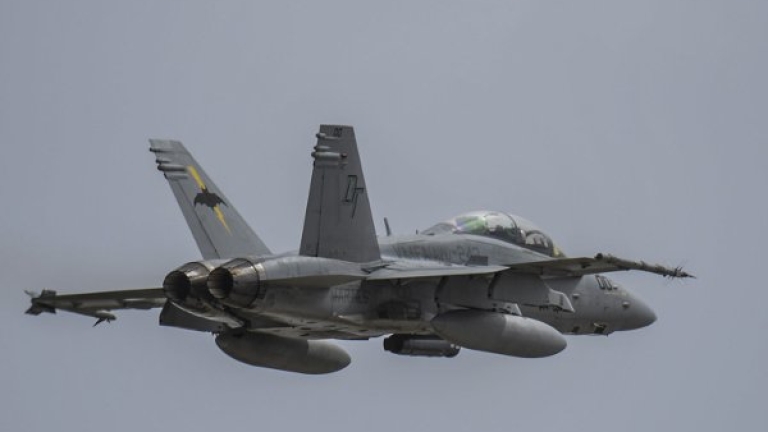 Изтребител F-18 Супер Хорнет е паднал от палубата на атомния