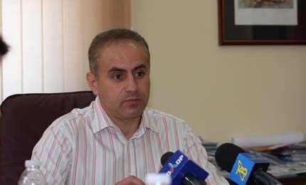 Кюстендилският кмет дари 30 буквара на децата в Босилеград