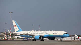 Самолетът на вицепрезидента на САЩ кацна извънредно след удар с птица