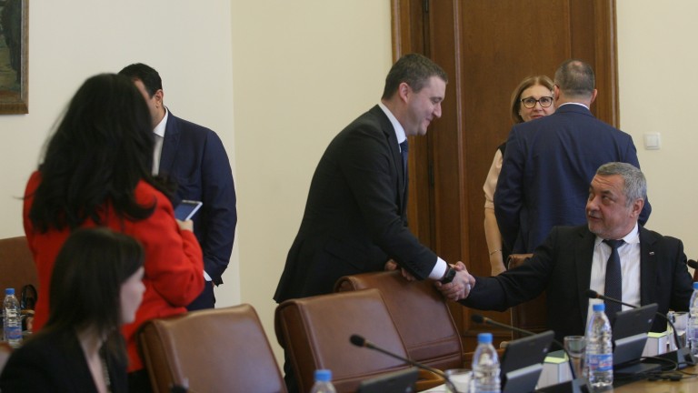 Това на практика се превръща в политическа опорка, в реален