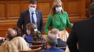 Кирил Петков говори едно в западната преса по темата за