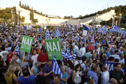 Десетки хиляди гърци на два отделни митинга в Атина – за и против Европа