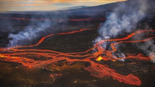 Мауна Лоа - най-големият активен вулкан в света - изригва