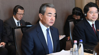 Външният министър на Китай Ван И покани в неделя върховния представител