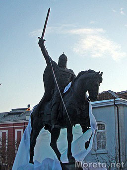 8-метров паметник на цар Калоян откриха във Варна
