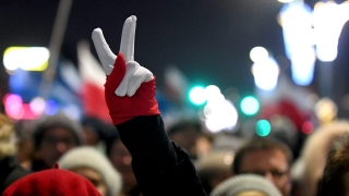 Десетки хиляди поляци с демонстрация в подкрепа на свободата и демокрацията