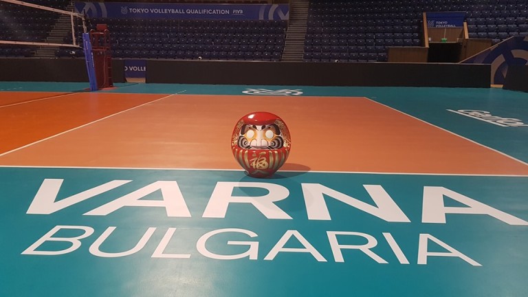 Дарума е във Варна и чака победителя в олимпийската квалификация по волейбол