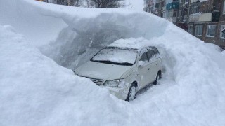 Рекорден снеговалеж парализира руския град Петропавловск Камчатский и голяма част от