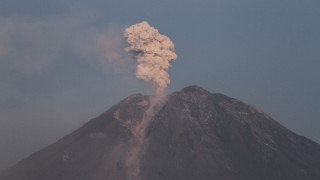 Вулканът Мерапи в Индонезия изригна изхвърляйки горещ облак до седем
