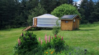 Юртата е преносимо жилище широко разпространено сред монголски сибирски и