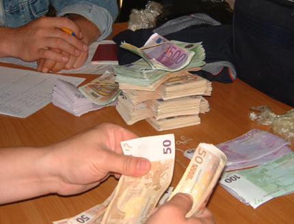 Задържаха недекларирани 95 000 евро на летище Варна