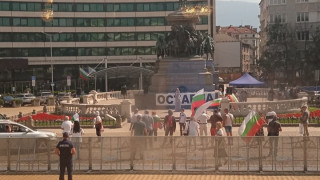 Симпатизанти на Възраждане също излязоха на протест пред сградата на
