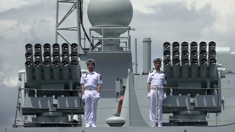 Лондон: Китай се стреми към изграждане на най-големите ВМС в света